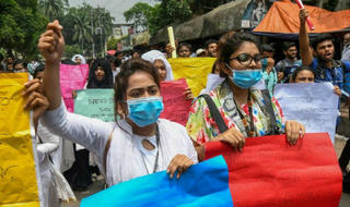 Bangladesh: Không bán xăng cho người không đội mũ bảo hiểm