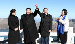Bật mí món quà 'đắt tiền, cảm động' ông Kim Jong-un tặng Tổng thống Hàn Quốc