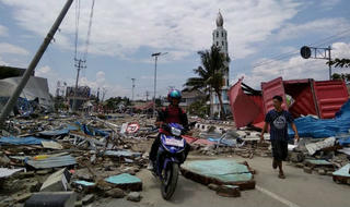 Số nạn nhân động đất – sóng thần tại Indonesia vượt quá 1.200 người