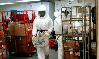 Mỹ chặn bưu kiện nghi chứa chất độc gấp 6.000 lần cyanide gửi tới Tổng thống Trump