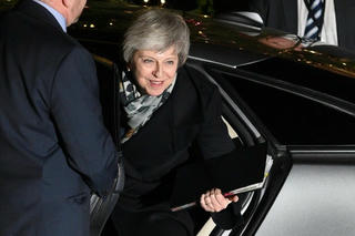Thủ tướng Anh Theresa May thoát “ải” bỏ phiếu bất tín nhiệm