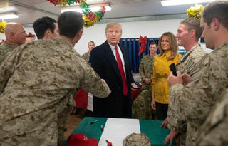 Ông Trump bất ngờ đêm hôm đến Iraq, tuyên bố chấm dứt vai trò 'cảnh sát' của thế giới