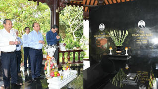 Thủ tướng dâng hương tưởng nhớ các nguyên lãnh đạo Đảng, Nhà nước đã từ trần