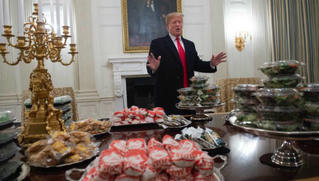 Chính phủ đóng cửa, ông Trump phải tự bỏ tiền túi mua đồ ăn đãi đội bóng
