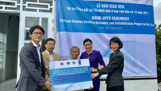 Bàn giao 102 nhà an toàn cho hộ nghèo Phú Yên bị ảnh hưởng bởi bão Damrey