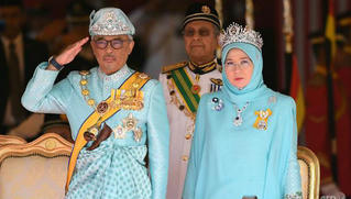 Tân vương Malaysia đăng quang với 21 phát đại bác