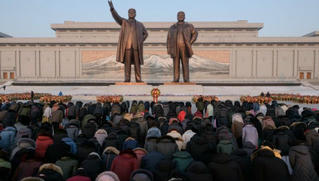 Bất chấp giá rét, người Triều Tiên xuống đường kỷ niệm ngày sinh cố lãnh đạo Kim Jong Il