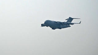 'Ngựa thồ' C-17 chở trực thăng của ông Trump đến Nội Bài