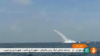 Iran phóng thành công tên lửa từ tàu ngầm