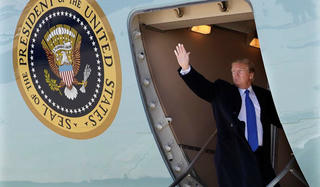 Ông Trump lên Không lực Một tới Việt Nam