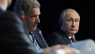 Tổng thống Nga Putin phản ứng bất ngờ, gọi phiên dịch sửa lời ông là 'kẻ cướp'