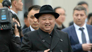 Hé lộ lý do nhà lãnh đạo Triều Tiên Kim Jong-un đội mũ đen khi tới Nga