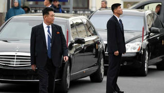 Vệ sĩ của ông Kim Jong-un lại gây sốt vì dùng cồn lau ghế cho lãnh tụ
