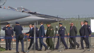 6 chiếc S-57 hộ tống Tổng thống Putin thị sát máy bay mang tên lửa siêu thanh “bất khả chiến bại”