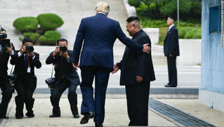 20 bước chân làm 'rúng động chính trường' thế giới của ông Trump 