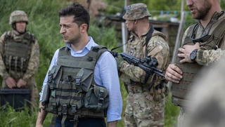 Tổng thống Ukraine Zelensky bất ngờ dùng tiếng Nga ở Donbass