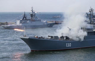 Hàng chục máy bay, tàu chiến Nga “quần thảo” ở Biển Baltic