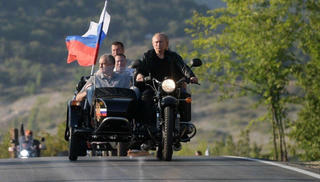 Tổng thống Nga Putin 'cưỡi' mô tô chở quan chức tại Crimea