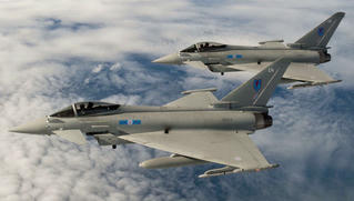Máy bay chiến đấu Anh theo sát Su-30 của Nga ở biển Baltic