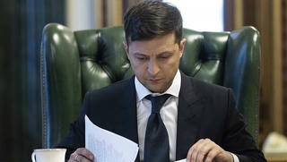 Người Ukraine đòi ông Zelensky công bố nội dung điện đàm với Tổng thống Nga Putin