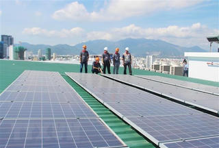 ADB tài trợ dự án điện mặt trời nổi lớn nhất Đông Nam Á tại Việt Nam