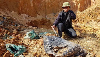 Chủ tịch Hà Nội chỉ đạo làm rõ vụ chôn lấp chất thải nguy hại tại Sóc Sơn