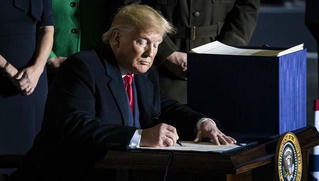 Ông Trump ký ngân sách quốc phòng, dự kiến áp đặt trừng phạt Nga