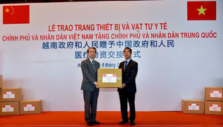 Việt Nam trao trang thiết bị, vật tư, y tế tặng Chính phủ và nhân dân Trung Quốc