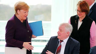 Bất ngờ lý do Bộ trưởng Đức không bắt tay Thủ tướng Merkel