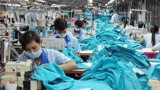 Mỹ không có chủ trương tạm ngừng nhập khẩu sản phẩm dệt may Việt Nam