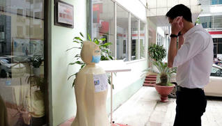 Đại học Quốc gia Hà Nội chế robot nhắc mọi người đeo khẩu trang phòng chống Covid-19