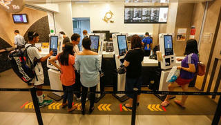 Singapore phạt nặng người vi phạm quy định về khoảng cách an toàn, cách ly