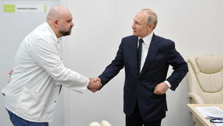 Tổng thống Nga Putin tổ chức họp trực tuyến sau khi tiếp xúc bác sĩ mắc Covid-19