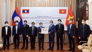 Trao tượng trưng thiết bị y tế Việt Nam hỗ trợ Lào, Campuchia phòng chống dịch Covid-19