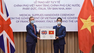 Tặng hàng hỗ trợ phòng chống dịch Covid-19 của Việt Nam cho một số nước châu Âu