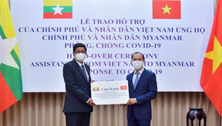 Trao tượng trưng quà của Việt Nam cho Myanmar phòng, chống dịch Covid-19