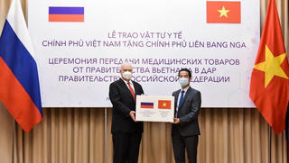 Trao tặng Nga 150.000 khẩu trang vải kháng khuẩn chống giọt bắn do Việt Nam sản xuất