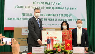 Đại sứ Mỹ tiếp nhận quà tặng khẩu trang y tế do Hội Chữ thập đỏ Việt Nam tặng 
