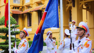 Phó Thủ tướng Phạm Bình Minh chủ trì lễ thượng cờ ASEAN 2020