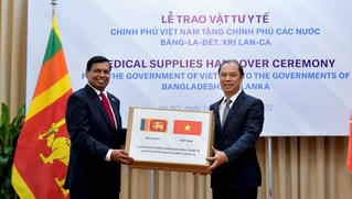 Trao vật tư y tế hỗ trợ các nước phòng, chống dịch Covid-19