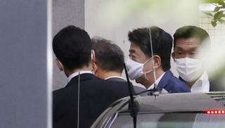 Thủ tướng Nhật Bản Shinzo Abe tiếp tục tới bệnh viện