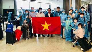 Thêm gần 350 công dân Việt Nam được đưa từ Mỹ về nước