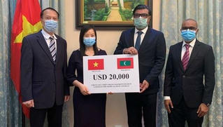 Trao quà của Việt Nam tặng Maldives phòng chống đại dịch Covid-19