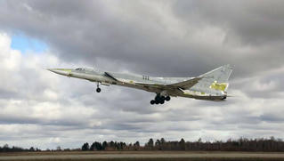 Máy bay ném bom mang tên lửa “đe dọa cả đội tàu sân bay” khoe sức trên biển