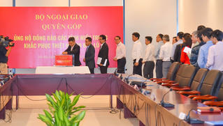 Bộ Ngoại giao quyên góp ủng hộ đồng bào miền Trung khắc phục hậu quả mưa lũ
