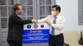 Đề nghị Pfizer sớm chuyển giao 20 triệu liều vaccine để tiêm cho trẻ em