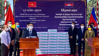 Chính phủ Campuchia tặng Việt Nam 200.000 liều vaccine phòng COVID-19