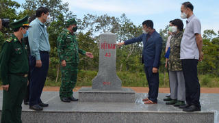 Xây dựng đường biên giới hòa bình, ổn định, hữu nghị và hợp tác phát triển với nước láng giềng