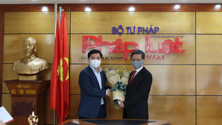 Trang trọng vinh danh “Gương sáng Pháp luật” Nguyễn Hồng Thao