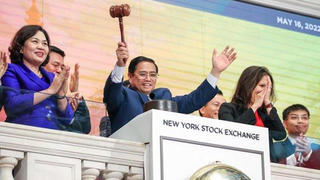 Thủ tướng Phạm Minh Chính gõ búa kết thúc phiên giao dịch tại Sàn giao dịch chứng khoán New York